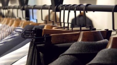 Yeni koleksiyonun ceketleri ve pantolonlarıyla birlikte lüks erkek takım elbise butiklerinin içinde. Erkek giyim mağazası