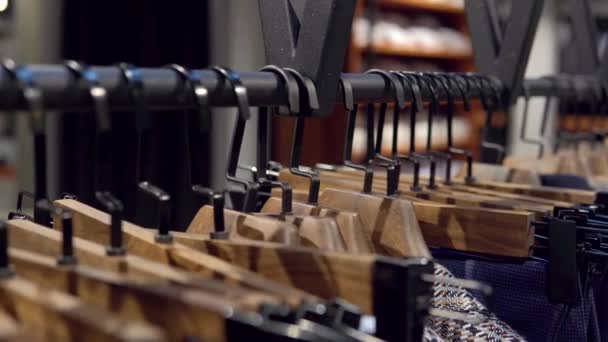 Vitrine met jassen en broeken uit de nieuwe collectie in de luxe boetiek van herenpakken. Kleding voor heren winkel — Stockvideo