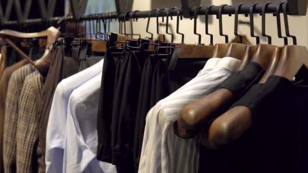 Bemutató dzsekikkel az új kollekcióból a férfi öltönyök luxusbutikjában. Férfi ruhaüzlet — Stock videók