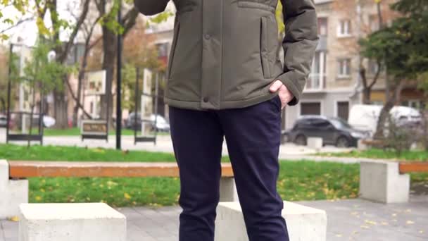 Közelkép egy zöld kabátos emberről az új utcai kollekcióból. — Stock videók