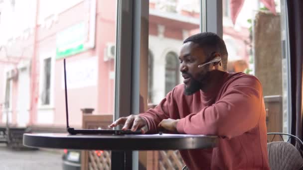 Hombre teniendo busines conversación por el teléfono celular en el restaurante — Vídeos de Stock