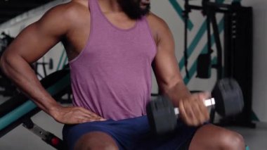 Spor salonundaki Afrikalı Amerikalı adam. Sağlıklı yaşam tarzı kavramı