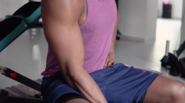 Spor salonundaki Afrikalı Amerikalı sakallı adam