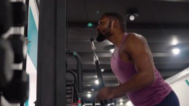 Spor salonunda çalışan siyahi bir adam. Sağlıklı yaşam tarzı kavramı