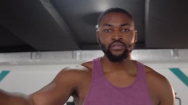 Spor salonunda siyah sakallı antrenman.