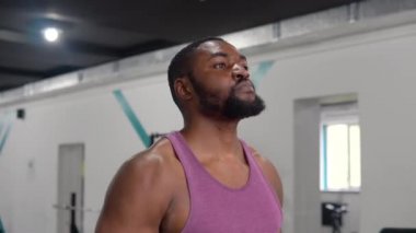 Spor salonunda çalışan siyahi bir adam. Sağlıklı yaşam tarzı kavramı. Vücut geliştirme kavramı