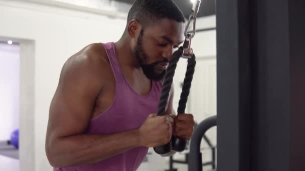 Black man workout in the gym — Stock Video