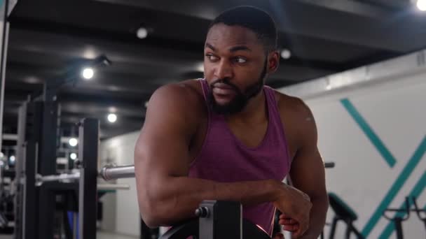 Africano americano homem olhando para a câmera no ginásio — Vídeo de Stock