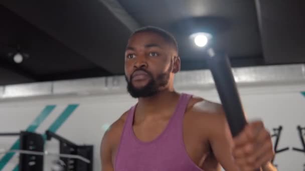 Bearded nero uomo allenamento su ellittica allenatore in palestra — Video Stock