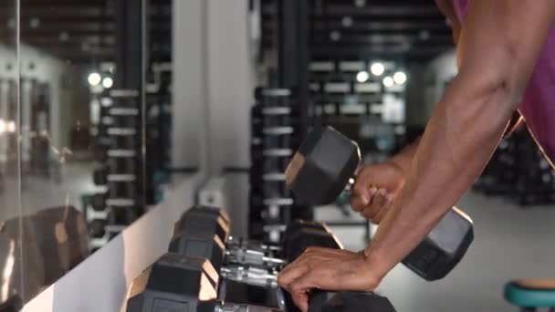 Afro-Amerikaanse man workout in de sportschool — Stockvideo