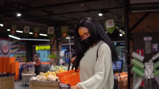 年轻的黑人妇女在杂货店买东西 — 图库视频影像