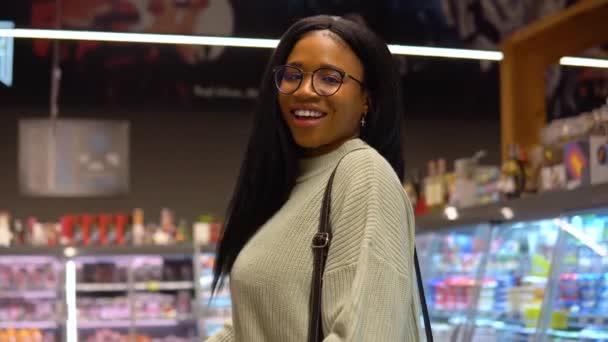 Smiling girl while shopping in the supermarket — Stock Video