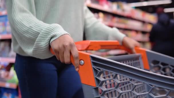 在超级市场推着购物车的女人 — 图库视频影像