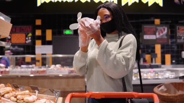 Fille dans un masque a shopping dans le supermarché — Video