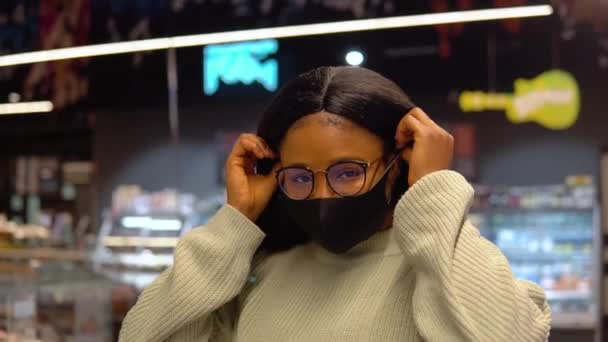 Fille dans un masque a shopping dans le supermarché — Video