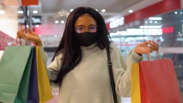 Dziewczyna w masce ma zakupy w supermarkecie — Wideo stockowe