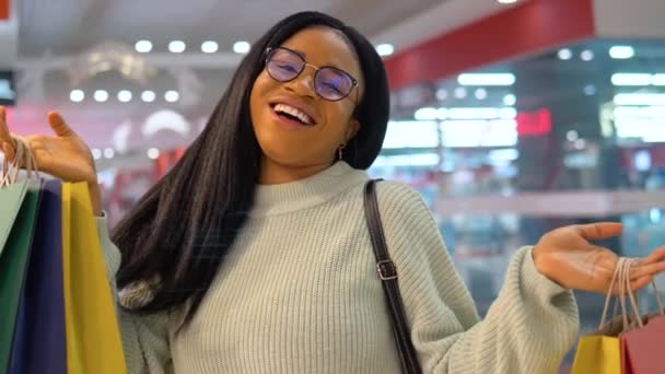 Lachend gelukkig meisje tijdens het winkelen in de supermarkt — Stockvideo