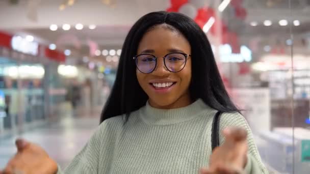 Sonriente chica africana feliz con bolsas de compras, mientras que las compras en el supermercado — Vídeo de stock