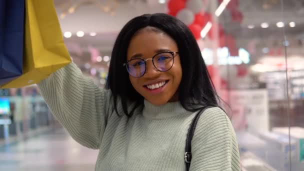 Lachend Afrikaans Amerikaans meisje tijdens het winkelen in de supermarkt. Winkelconcept — Stockvideo