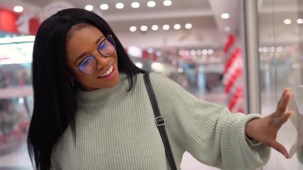Uśmiechnięta afrykańska dziewczyna podczas zakupów w supermarkecie — Wideo stockowe
