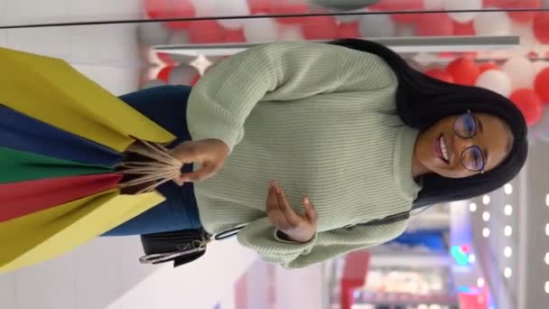 Mosolygó afro-amerikai lány, miközben vásárol a szupermarketben. Vásárlási koncepció — Stock videók