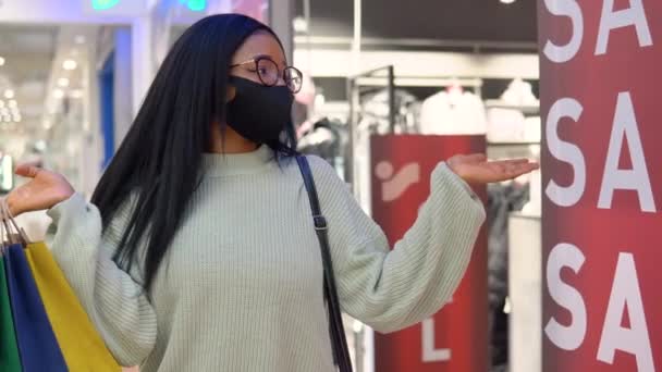 Lachend Afrikaans Amerikaans meisje tijdens het winkelen in de supermarkt. Grote verkoop — Stockvideo