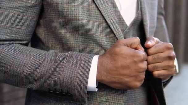 Close-up de um elegante empresário africano em casaco castanho e casaco perto do centro de escritórios — Vídeo de Stock
