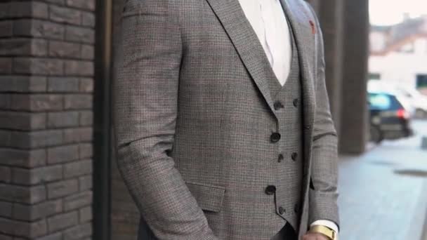 Jovem homem de negócios afro-americano elegante em casaco marrom e casaco perto do centro de escritórios — Vídeo de Stock