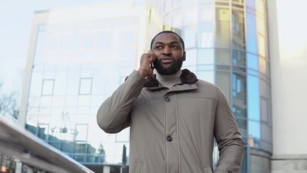 Empresário barbudo elegante falando ao telefone perto do centro de escritório — Vídeo de Stock
