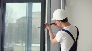 Pencere kurulumu sihirbazı bir pencere çerçevesinde bir tornavida vida vidalar