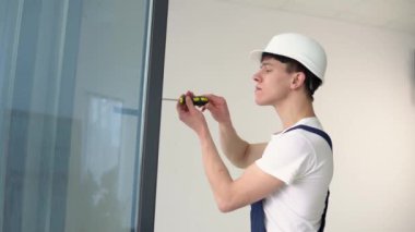 Pencere kurulumu sihirbazı bir pencere çerçevesinde bir tornavida vida vidalar