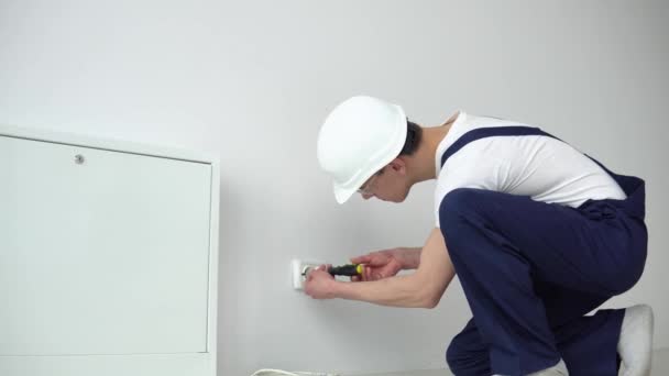 Elektriker fortsätter installera uttaget — Stockvideo