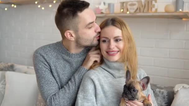 Una coppia innamorata del proprio cane in salotto — Video Stock