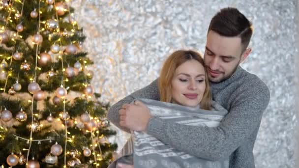 Pareja decorando el árbol de Navidad juntos en la Nochebuena — Vídeos de Stock