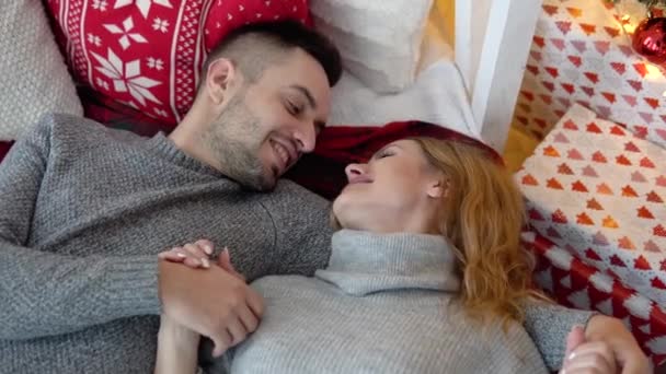 Sevgi dolu çift yatakta hediyelerle yatıyor. Aşıkların Noel portresi — Stok video