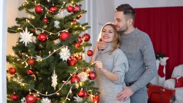 Par udsmykning juletræet sammen i juleaften – Stock-video