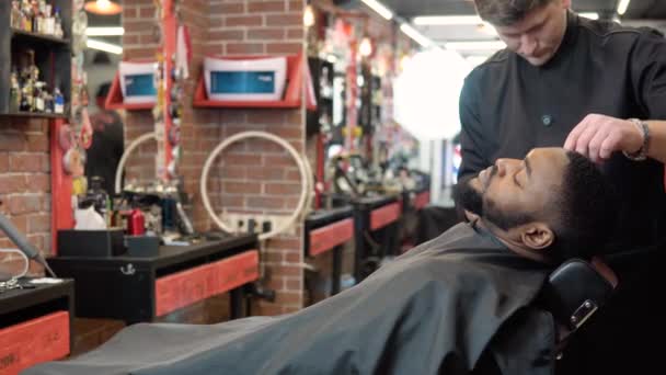 Peluquero se corta la barba con un cortador — Vídeos de Stock