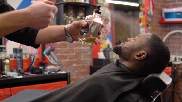 理发师用剪子剪下顾客的胡子.理发店里的人理发师的职业. — 图库视频影像