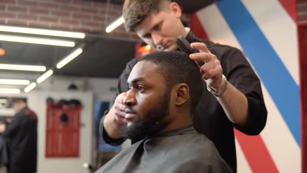 Corte de cabelo dos homens em uma elegante barbearia de elite — Vídeo de Stock