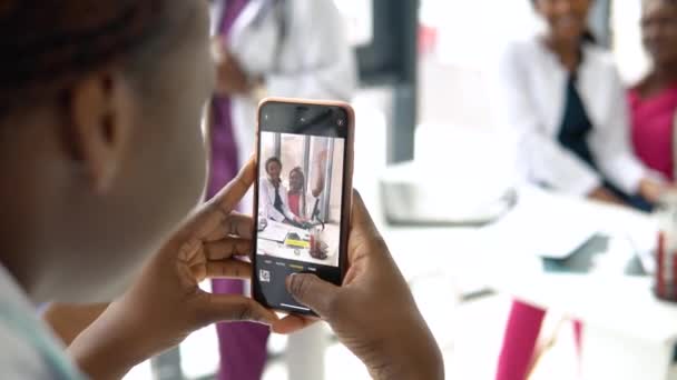 Studentinnen werden am Telefon fotografiert. Eine Nahaufnahme Ihres Handy-Bildschirms — Stockvideo