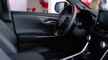 TOKYO, JAPONYA - Şubat 05, 2021: prestijli bir otomobil fuarında yeni Toyota Hybrid modeli