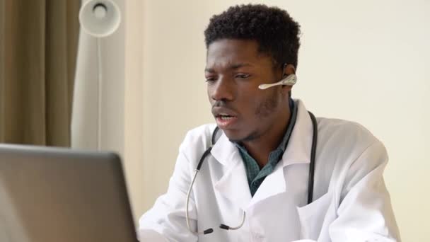 Porträt eines selbstbewussten jungen afrikanisch-amerikanischen Arztes, der Seminar, Webinar, Vortrag hält — Stockvideo