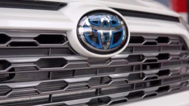 TOKYO, JAPONYA - Şubat 05, 2021: prestijli bir otomobil fuarında yeni Toyota Hybrid modeli