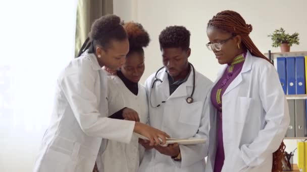 Groep jonge Afrikaanse studenten in de kliniek — Stockvideo