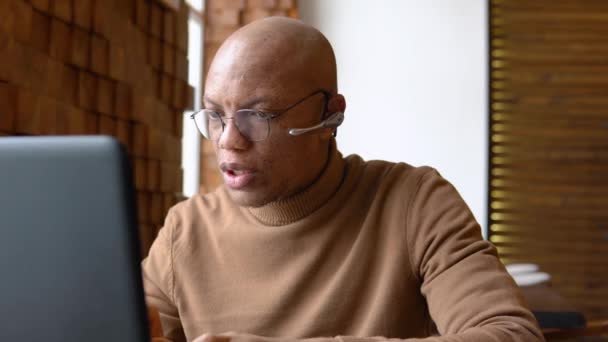 Afro-Amerikalı bir adam görüntülü görüşme ile uzaktan pazarlık yapıyor. — Stok video