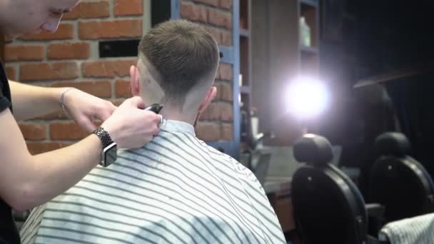 Coiffeur fait un design de coupe de cheveux sur le dos de la tête des clients — Video