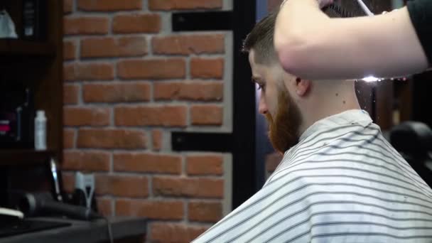A folyamat a férfiak hajvágás ollóval — Stock videók