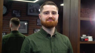 Yeşil gömlekli, kırmızı sakallı çok yakışıklı bir genç. İrlandalı adam. İskandinav adam