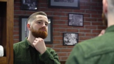 Yeşil gömlekli, kırmızı sakallı çok yakışıklı bir genç. İrlandalı adam. İskandinav adam