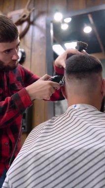 Berber dükkanındaki erkekler için yüksek kaliteli kuaförlük hizmeti. Dikey video